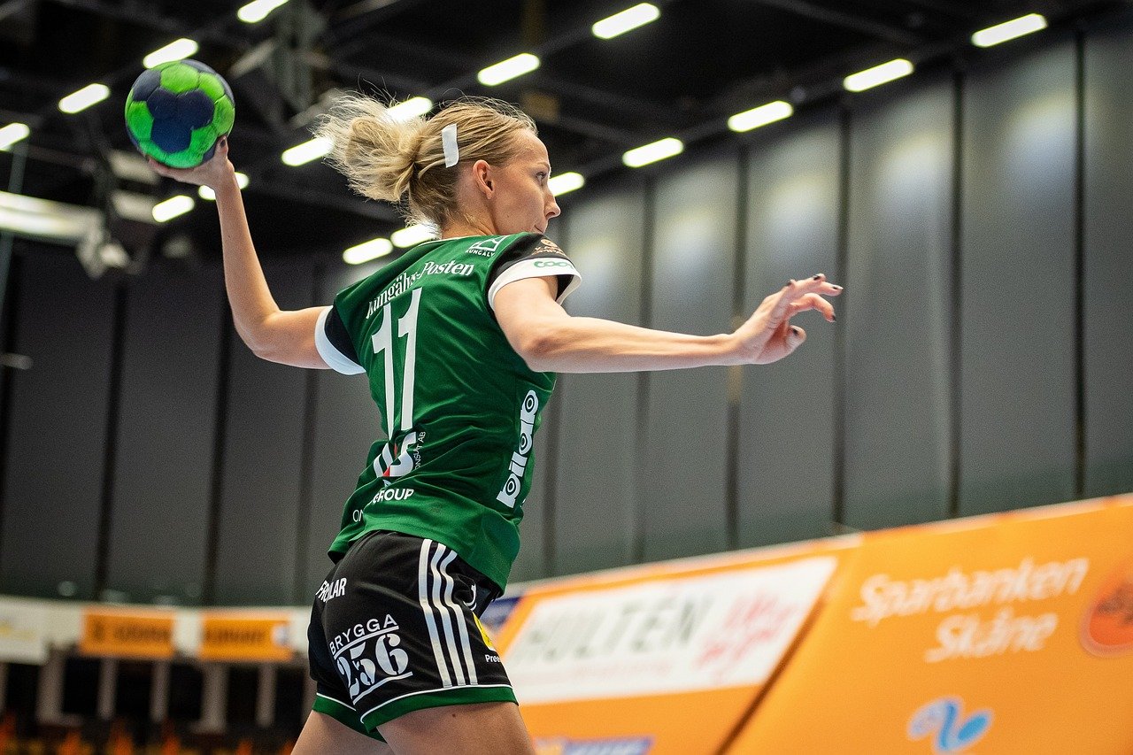 Positional Rotations and Switching Roles in Handball